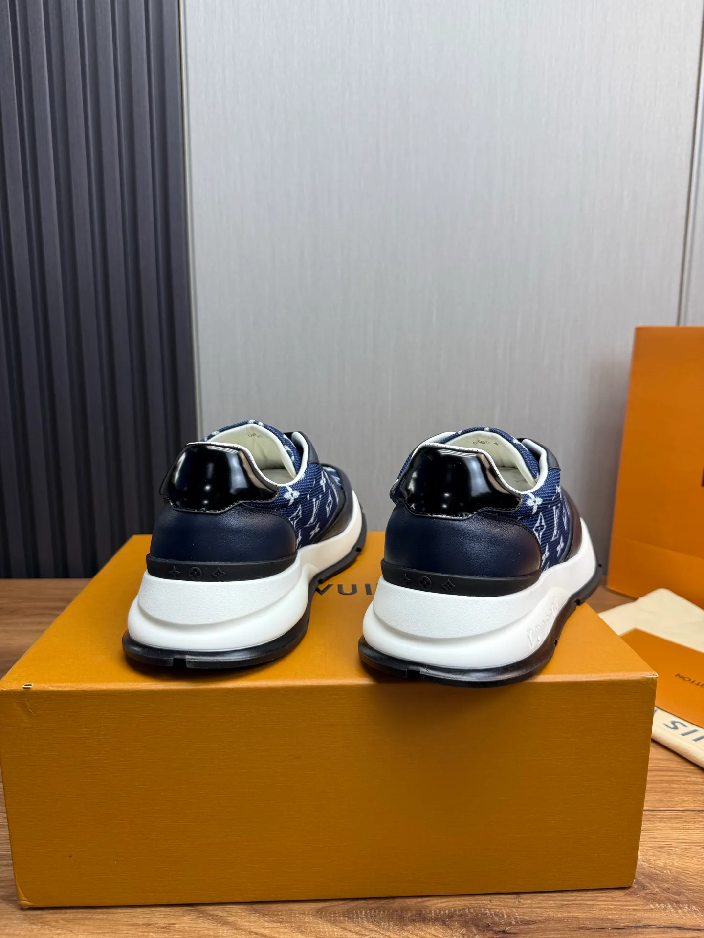Men's shoes 💰800💰 LOUIS VUITTON [Luden Yiwei] Brand new trendy Lv is on the market 🎁, casual and fashionable men's shoes 👟Original 1:1 shipment✅ The upper is made of imported brand leather + cowhide lining, the original wear-resistant rubber outsole, the version is simple and elegant, exclusive for trendy men. 38-44 (customized at 38.45)